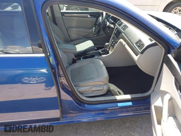 ✅ 2016 Volkswagen Passat SE • VIN: 1VWBS7A35GC011215 • Lot: 43269113. Listed on IAAI with 120,375 mi. Free auction sales archive from the USA and detailed vehicle history report at DreamBid. Image 5.