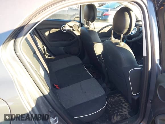 ✅ 2018 FIAT 500X Pop • VIN: ZFBCFXAH7JP655342 • Lot: 43575330. Wystawiony na IAAI z przebiegiem 74 792 mil. Bezpłatny archiwum sprzedaży aukcyjnych z USA i szczegółowy raport historii pojazdu na DreamBid. Zdjęcie 8.