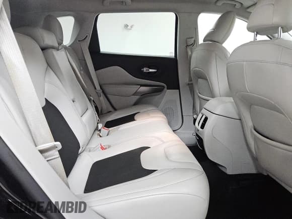 ✅ 2020 Jeep Cherokee Latitude Plus • VIN: 1C4PJMLB5LD523253 • Lot: 93178795. Wystawiony na Copart z przebiegiem 86 405 mil. Bezpłatny archiwum sprzedaży aukcyjnych z USA i szczegółowy raport historii pojazdu na DreamBid. Zdjęcie 11.