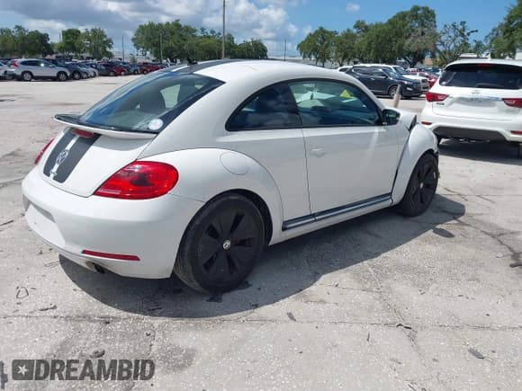 ✅ 2012 Volkswagen Beetle Turbo • VIN: 3VWVA7AT8CM666168 • Lot: 42552400. Wystawiony na IAAI z przebiegiem 81 494 mil. Bezpłatny archiwum sprzedaży aukcyjnych z USA i szczegółowy raport historii pojazdu na DreamBid. Zdjęcie 4.