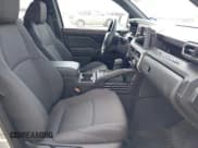 ✅ 2024 Toyota Tacoma SR • VIN: 3TYKD5HNXRT013380 • Лот: 42809965. Опубликован ранее на IAAI с пробегом 2 275 миль. Бесплатный доступ к архиву аукционных продаж из США и подробный отчёт об истории автомобиля на DreamBid. Изображение 5.