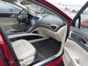 ✅ 2013 Lincoln MKZ • VIN: 3LN6L2J99DR810092 • Lot: 41005754. Wystawiony na IAAI z przebiegiem 131 685 mil. Bezpłatny archiwum sprzedaży aukcyjnych z USA i szczegółowy raport historii pojazdu na DreamBid. Zdjęcie 5.