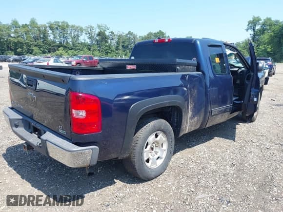 ✅ 2011 Chevrolet Silverado 1500 LT • VIN: 1GCRKSE33BZ463135 • Lot: 42979352. Wystawiony na IAAI z przebiegiem Nie podano. Bezpłatny archiwum sprzedaży aukcyjnych z USA i szczegółowy raport historii pojazdu na DreamBid. Zdjęcie 4.