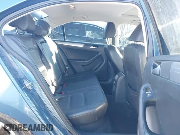 ✅ 2015 Volkswagen Jetta SE • VIN: 3VWD07AJ2FM257987 • Lot: 41009826. Wystawiony na IAAI z przebiegiem 112 213 mil. Bezpłatny archiwum sprzedaży aukcyjnych z USA i szczegółowy raport historii pojazdu na DreamBid. Zdjęcie 8.