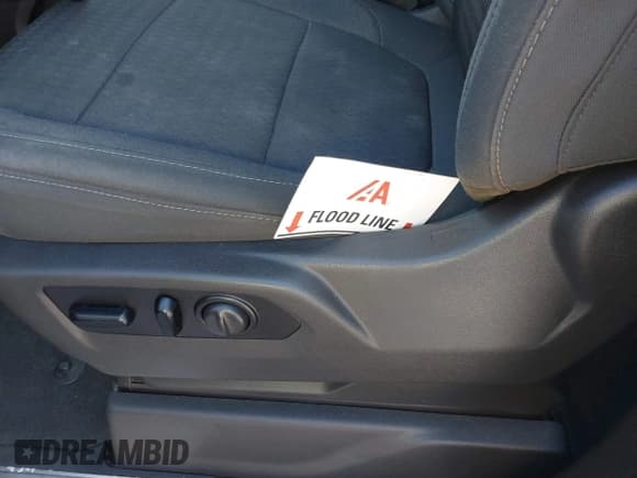 ✅ 2020 Chevrolet Silverado 1500 RST • VIN: 3GCUYEED9LG398957 • Lot: 43138680. Wystawiony na IAAI z przebiegiem Nie podano. Bezpłatny archiwum sprzedaży aukcyjnych z USA i szczegółowy raport historii pojazdu na DreamBid. Zdjęcie 6.