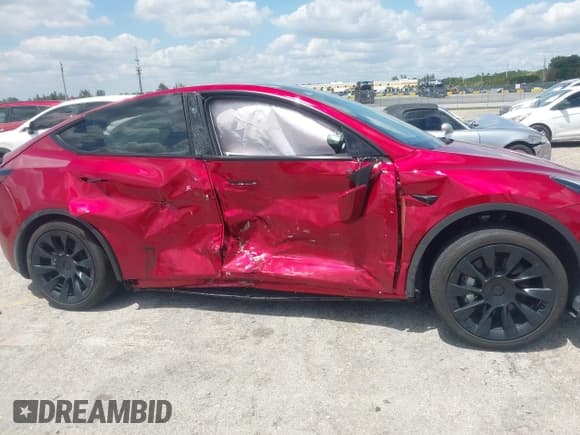 ✅ 2024 Tesla Model Y • VIN: 7SAYGDED7RF045410 • Лот: 42000700. Опубликован ранее на IAAI с пробегом 13 021 миль. Бесплатный доступ к архиву аукционных продаж из США и подробный отчёт об истории автомобиля на DreamBid. Изображение 6.