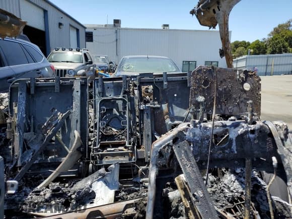 ✅ 2017 Bentley Bentayga W12 • VIN: SJAAC2ZV6HC015975 • Lot: 58138354. Wystawiony na Copart z przebiegiem Nie podano. Bezpłatny archiwum sprzedaży aukcyjnych z USA i szczegółowy raport historii pojazdu na DreamBid. Zdjęcie 10.