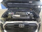 ✅ 2025 Toyota Tundra SR5 • VIN: 5TFLA5DBXSX280216 • Lot: 81522005. Wystawiony na Copart z przebiegiem 5 109 mil. Bezpłatny archiwum sprzedaży aukcyjnych z USA i szczegółowy raport historii pojazdu na DreamBid. Zdjęcie 11.