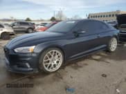 ✅ 2018 Audi A5 Premium • VIN: WAUNNAF55JA001329 • Lot: 45549825. Wystawiony na Copart z przebiegiem 66 025 mil. Bezpłatny archiwum sprzedaży aukcyjnych z USA i szczegółowy raport historii pojazdu na DreamBid. Zdjęcie 1.