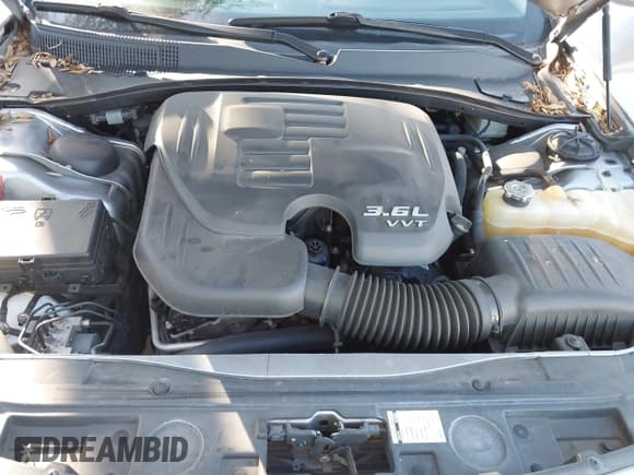 ✅ 2017 Chrysler 300 C • VIN: 2C3CCAEG6HH646008 • Lot: 43705163. Wystawiony na IAAI z przebiegiem 142 191 mil. Bezpłatny archiwum sprzedaży aukcyjnych z USA i szczegółowy raport historii pojazdu na DreamBid. Zdjęcie 10.