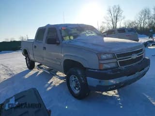✅ 2005 Chevrolet Silverado 2500HD LS • VIN: 1GCHK23U15F914186 • Lot: 41332418. Wystawiony na IAAI z przebiegiem 101 923 mil. Bezpłatny archiwum sprzedaży aukcyjnych z USA i szczegółowy raport historii pojazdu na DreamBid. Zdjęcie 1.