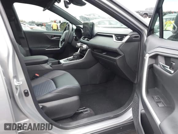 ✅ 2024 Toyota RAV4 Hybrid XSE • VIN: 2T3E6RFV6RW063723 • Lot: 43498363. Wystawiony na IAAI z przebiegiem 10 317 mil. Bezpłatny archiwum sprzedaży aukcyjnych z USA i szczegółowy raport historii pojazdu na DreamBid. Zdjęcie 5.