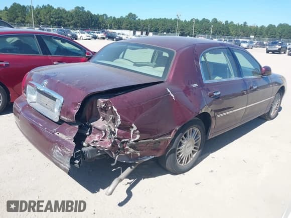 ✅ 2008 Lincoln Town Car Limited • VIN: 2LNHM82V88X654574 • Lot: 43363597. Wystawiony na IAAI z przebiegiem 89 600 mil. Bezpłatny archiwum sprzedaży aukcyjnych z USA i szczegółowy raport historii pojazdu na DreamBid. Zdjęcie 4.