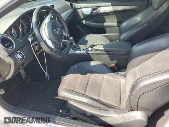 ✅ 2015 Mercedes-Benz C 250 • VIN: WDDGJ4HB0FG379273 • Lot: 80125605. Wystawiony na Copart z przebiegiem 110 482 mil. Bezpłatny archiwum sprzedaży aukcyjnych z USA i szczegółowy raport historii pojazdu na DreamBid. Zdjęcie 7.