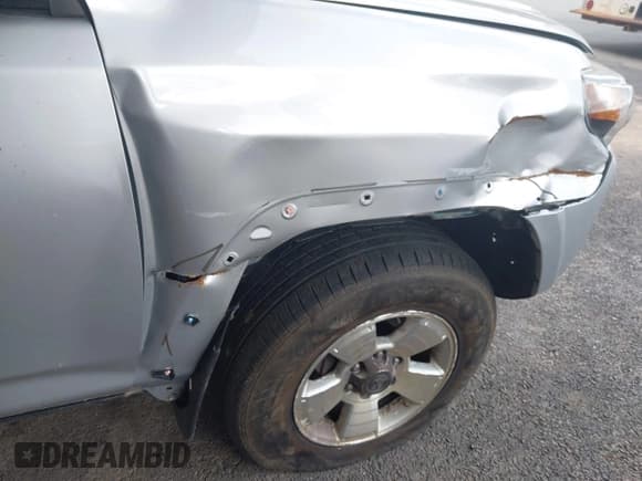 ✅ 2015 Toyota 4Runner SR5 Premium • VIN: JTEBU5JR2F5212784 • Lot: 43118138. Wystawiony na IAAI z przebiegiem 148 158 mil. Bezpłatny archiwum sprzedaży aukcyjnych z USA i szczegółowy raport historii pojazdu na DreamBid. Zdjęcie 17.