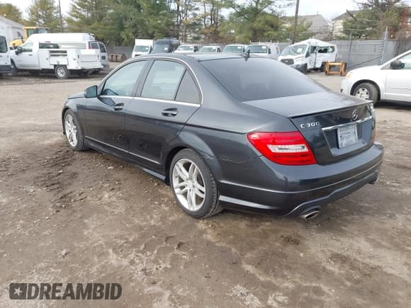 ✅ 2012 Mercedes-Benz C 300 Sport • VIN: WDDGF8BB9CA605486 • Лот: 43912450. Опубликован ранее на IAAI с пробегом 98 002 миль. Бесплатный доступ к архиву аукционных продаж из США и подробный отчёт об истории автомобиля на DreamBid. Изображение 3.