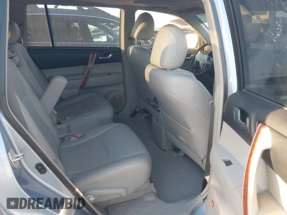 ✅ 2010 Toyota Highlander Limited • VIN: 5TDYK3EHXAS017769 • Lot: 43690947. Listed on IAAI with 155,694 mi. Free auction sales archive from the USA and detailed vehicle history report at DreamBid. Image 8.