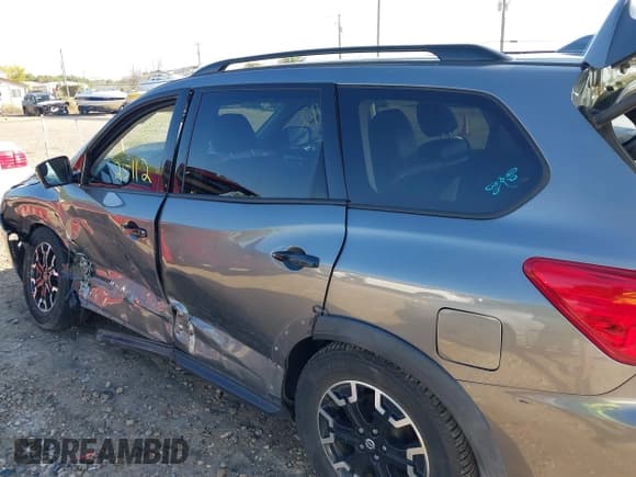 ✅ 2020 Nissan Pathfinder SL • VIN: 5N1DR2CN5LC645476 • Lot: 43225112. Wystawiony na IAAI z przebiegiem 109 708 mil. Bezpłatny archiwum sprzedaży aukcyjnych z USA i szczegółowy raport historii pojazdu na DreamBid. Zdjęcie 6.