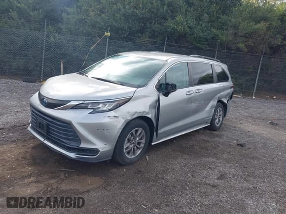 ✅ 2021 Toyota Sienna LE • VIN: 5TDKRKEC2MS033629 • Lot: 43487823. Listed on IAAI with 76,223 mi. Free auction sales archive from the USA and detailed vehicle history report at DreamBid. Image 2.