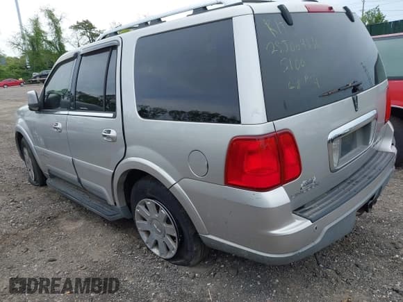 ✅ 2004 Lincoln Navigator Luxury • VIN: 5LMFU28R34LJ31076 • Lot: 42249195. Wystawiony na IAAI z przebiegiem Nie podano. Bezpłatny archiwum sprzedaży aukcyjnych z USA i szczegółowy raport historii pojazdu na DreamBid. Zdjęcie 3.