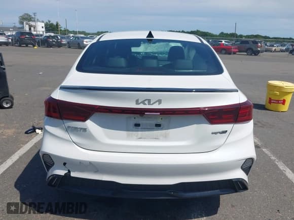 ✅ 2023 Kia Forte GT-Line • VIN: 3KPF54AD9PE575980 • Lot: 42728369. Wystawiony na IAAI z przebiegiem 28 294 mil. Bezpłatny archiwum sprzedaży aukcyjnych z USA i szczegółowy raport historii pojazdu na DreamBid. Zdjęcie 17.