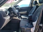 ✅ 2023 Hyundai Venue SEL • VIN: KMHRC8A38PU229109 • Лот: 89081895. Опубликован ранее на Copart с пробегом 17 674 миль. Бесплатный доступ к архиву аукционных продаж из США и подробный отчёт об истории автомобиля на DreamBid. Изображение 7.