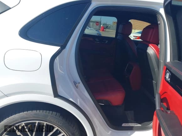 ✅ 2019 Porsche Cayenne • VIN: WP1AA2AY0KDA17506 • Lot: 43505914. Wystawiony na IAAI z przebiegiem 104 632 mil. Bezpłatny archiwum sprzedaży aukcyjnych z USA i szczegółowy raport historii pojazdu na DreamBid. Zdjęcie 8.