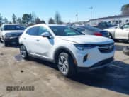 ✅ 2023 Buick Envision Essence • VIN: LRBFZPR43PD016421 • Lot: 41367300. Wystawiony na IAAI z przebiegiem 44 149 mil. Bezpłatny archiwum sprzedaży aukcyjnych z USA i szczegółowy raport historii pojazdu na DreamBid. Zdjęcie 1.