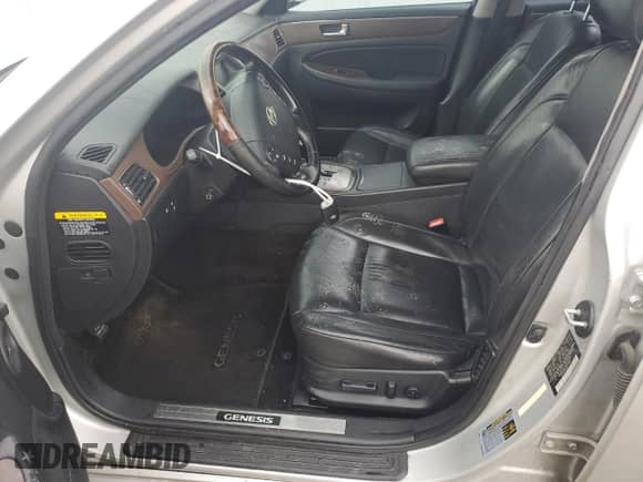 2009 Hyundai Genesis z VIN KMHGC46F39U029308, wystawiony jako Copart lot #73496114 z przebiegiem 173 098 mil mil oraz Szkoda całkowita • Salvage title. Historia ofert i sprzedaży dostępna na DreamBid. Obrazek 7.