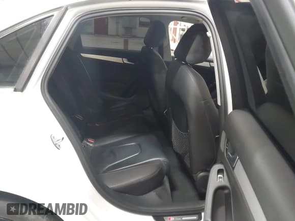 ✅ 2015 Audi A4 Premium • VIN: WAUAFAFL1FN025931 • Lot: 41829909. Wystawiony na IAAI z przebiegiem Nie podano. Bezpłatny archiwum sprzedaży aukcyjnych z USA i szczegółowy raport historii pojazdu na DreamBid. Zdjęcie 8.