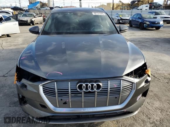 ✅ 2019 Audi e-tron Prestige • VIN: WA1VAAGE8KB007581 • Lot: 92131045. Wystawiony na Copart z przebiegiem 106 452 mil. Bezpłatny archiwum sprzedaży aukcyjnych z USA i szczegółowy raport historii pojazdu na DreamBid. Zdjęcie 5.