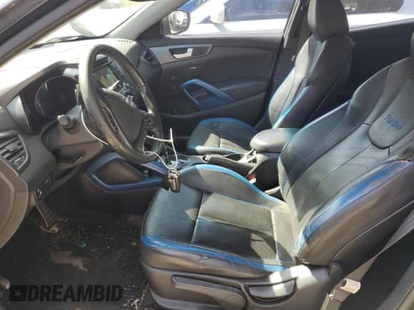 2013 Hyundai Veloster Turbo z VIN KMHTC6AE9DU099817, wystawiony jako Copart lot #70261685 z przebiegiem 293 082 mil mil oraz Czysty tytuł • Clean title. Historia ofert i sprzedaży dostępna na DreamBid. Obrazek 7.