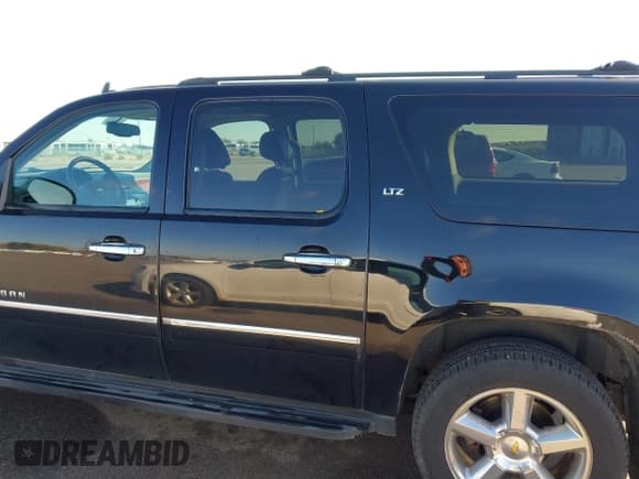 ✅ 2014 Chevrolet Suburban LTZ • VIN: 1GNSKKE74ER169548 • Lot: 43560269. Listed on IAAI with 255,008 mi. Free auction sales archive from the USA and detailed vehicle history report at DreamBid. Image 14.