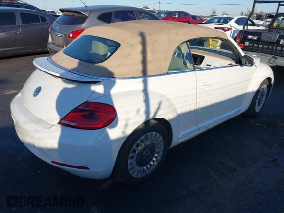 ✅ 2014 Volkswagen Beetle 1.8T • VIN: 3VW517AT3EM824046 • Lot: 43551906. Wystawiony na IAAI z przebiegiem 97 900 mil. Bezpłatny archiwum sprzedaży aukcyjnych z USA i szczegółowy raport historii pojazdu na DreamBid. Zdjęcie 4.