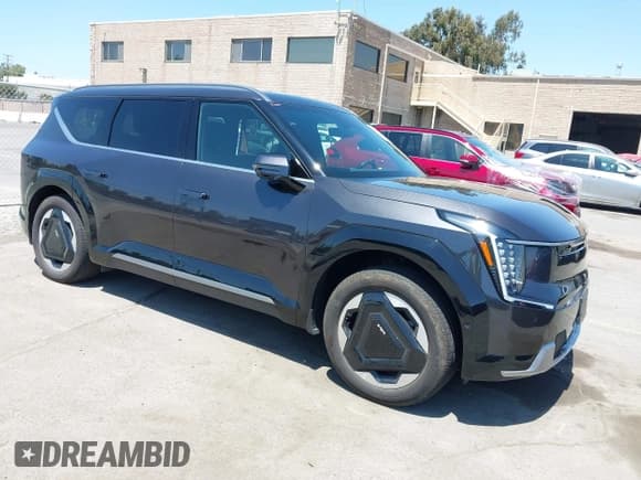 ✅ 2024 Kia EV9 Land • VIN: KNDADFS59R6038339 • Lot: 42581294. Wystawiony na IAAI z przebiegiem 6 484 mil. Bezpłatny archiwum sprzedaży aukcyjnych z USA i szczegółowy raport historii pojazdu na DreamBid. Zdjęcie 1.