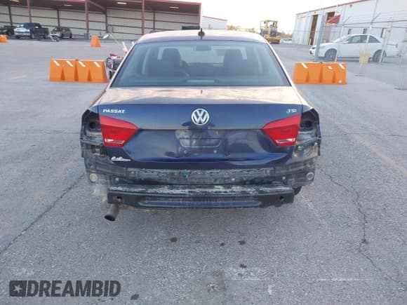 ✅ 2015 Volkswagen Passat S • VIN: 1VWAT7A31FC014572 • Lot: 43681668. Listed on IAAI with 197,929 mi. Free auction sales archive from the USA and detailed vehicle history report at DreamBid. Image 17.