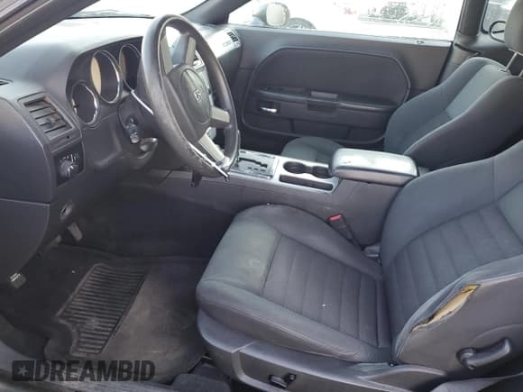 ✅ 2010 Dodge Challenger SE • VIN: 2B3CJ4DVXAH166855 • Lot: 43233615. Wystawiony na Copart z przebiegiem 191 163 mil. Bezpłatny archiwum sprzedaży aukcyjnych z USA i szczegółowy raport historii pojazdu na DreamBid. Zdjęcie 7.