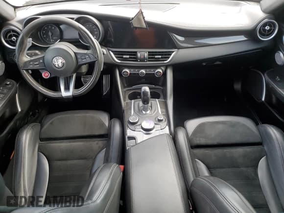 ✅ 2019 Alfa Romeo Giulia Quadrifoglio • VIN: ZARFAMEV4K7599309 • Lot: 69595785. Wystawiony na Copart z przebiegiem 62 184 mil. Bezpłatny archiwum sprzedaży aukcyjnych z USA i szczegółowy raport historii pojazdu na DreamBid. Zdjęcie 8.