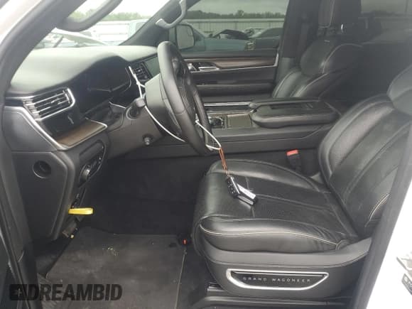 ✅ 2022 Jeep Grand Wagoneer Series II • VIN: 1C4SJVFJ8NS106467 • Lot: 68205595. Wystawiony na Copart z przebiegiem 86 611 mil. Bezpłatny archiwum sprzedaży aukcyjnych z USA i szczegółowy raport historii pojazdu na DreamBid. Zdjęcie 7.