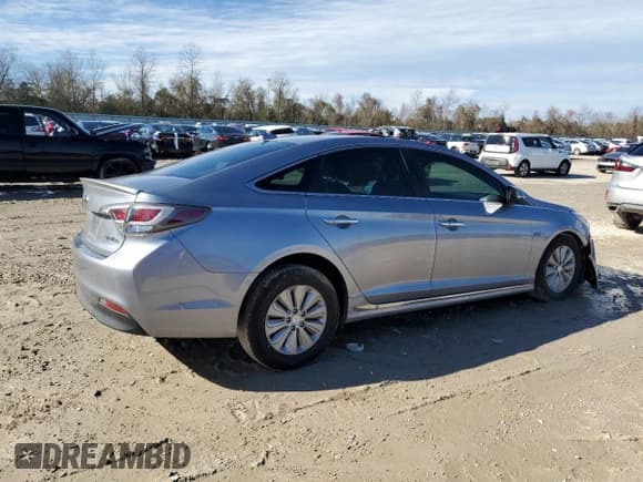 ✅ 2016 Hyundai Sonata SE • VIN: KMHE24L16GA008910 • Lot: 73578202. Listed on Copart with 84,268 mi. Free auction sales archive from the USA and detailed vehicle history report at DreamBid. Image 3.