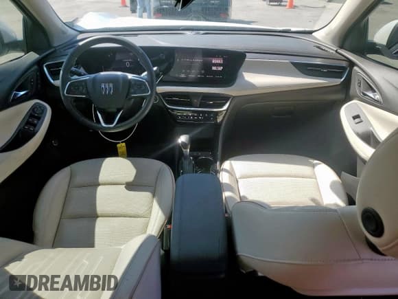 ✅ 2024 Buick Encore GX Avenir • VIN: KL4AMFSL9RB017071 • Lot: 52003565. Wystawiony na Copart z przebiegiem 8 013 mil. Bezpłatny archiwum sprzedaży aukcyjnych z USA i szczegółowy raport historii pojazdu na DreamBid. Zdjęcie 8.