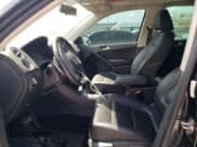 ✅ 2012 Volkswagen Tiguan LE • VIN: WVGAV7AX1CW529240 • Лот: 58011505. Опубликован ранее на Copart с пробегом 218 479 миль. Бесплатный доступ к архиву аукционных продаж из США и подробный отчёт об истории автомобиля на DreamBid. Изображение 7.