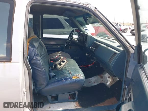 ✅ 1993 Chevrolet Silverado 1500 • VIN: 2GCEC19K5P1210180 • Lot: 42658583. Wystawiony na IAAI z przebiegiem 238 044 mil. Bezpłatny archiwum sprzedaży aukcyjnych z USA i szczegółowy raport historii pojazdu na DreamBid. Zdjęcie 5.