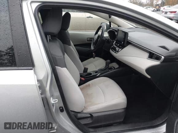 ✅ 2022 Toyota Corolla Hybrid LE • VIN: JTDEAMDE3NJ045628 • Lot: 43593704. Wystawiony na IAAI z przebiegiem 46 758 mil. Bezpłatny archiwum sprzedaży aukcyjnych z USA i szczegółowy raport historii pojazdu na DreamBid. Zdjęcie 18.