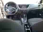 2018 Hyundai Accent SEL z VIN 3KPC24A33JE022557, wystawiony jako Copart lot #62828383 z przebiegiem 77 268 mil mil oraz . Historia ofert i sprzedaży dostępna na DreamBid. Obrazek 8.