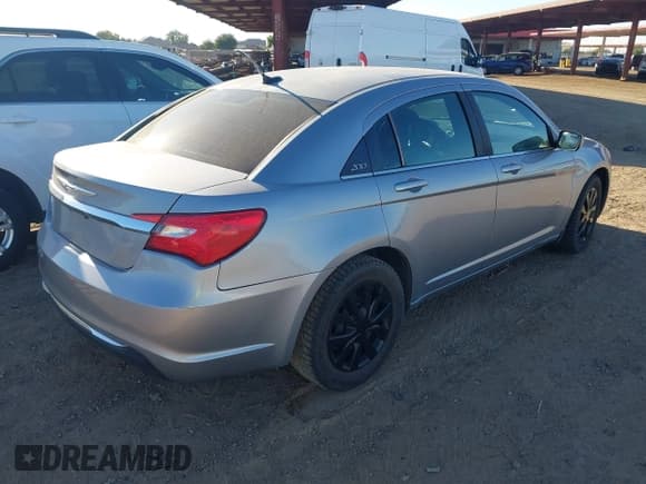 ✅ 2013 Chrysler 200 LX • VIN: 1C3CCBAB4DN647143 • Lot: 43611918. Wystawiony na IAAI z przebiegiem 177 940 mil. Bezpłatny archiwum sprzedaży aukcyjnych z USA i szczegółowy raport historii pojazdu na DreamBid. Zdjęcie 4.
