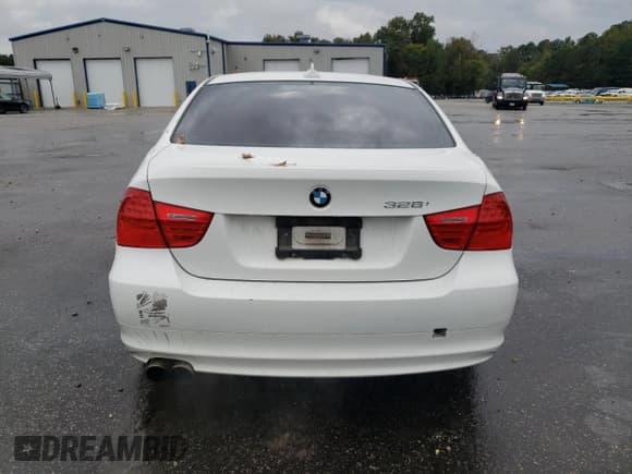 ✅ 2010 BMW 3 Series 328i • VIN: WBAPH7G50ANM52890 • Lot: 85641225. Wystawiony na Copart z przebiegiem 177 362 mil. Bezpłatny archiwum sprzedaży aukcyjnych z USA i szczegółowy raport historii pojazdu na DreamBid. Zdjęcie 6.