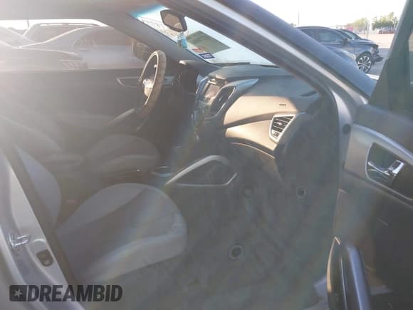 ✅ 2012 Hyundai Veloster w/Red Int • VIN: KMHTC6AD4CU053866 • Lot: 43278884. Wystawiony na IAAI z przebiegiem 155 497 mil. Bezpłatny archiwum sprzedaży aukcyjnych z USA i szczegółowy raport historii pojazdu na DreamBid. Zdjęcie 5.