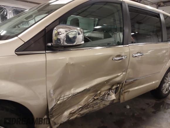 ✅ 2010 Chrysler Town & Country Limited • VIN: 2A4RR7DX5AR386462 • Lot: 41781713. Wystawiony na IAAI z przebiegiem 183 091 mil. Bezpłatny archiwum sprzedaży aukcyjnych z USA i szczegółowy raport historii pojazdu na DreamBid. Zdjęcie 6.