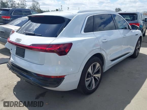 ✅ 2024 Audi Q8 e-tron Premium Plus • VIN: WA15AAGE8RB007266 • Lot: 42220403. Wystawiony na IAAI z przebiegiem 11 393 mil. Bezpłatny archiwum sprzedaży aukcyjnych z USA i szczegółowy raport historii pojazdu na DreamBid. Zdjęcie 4.